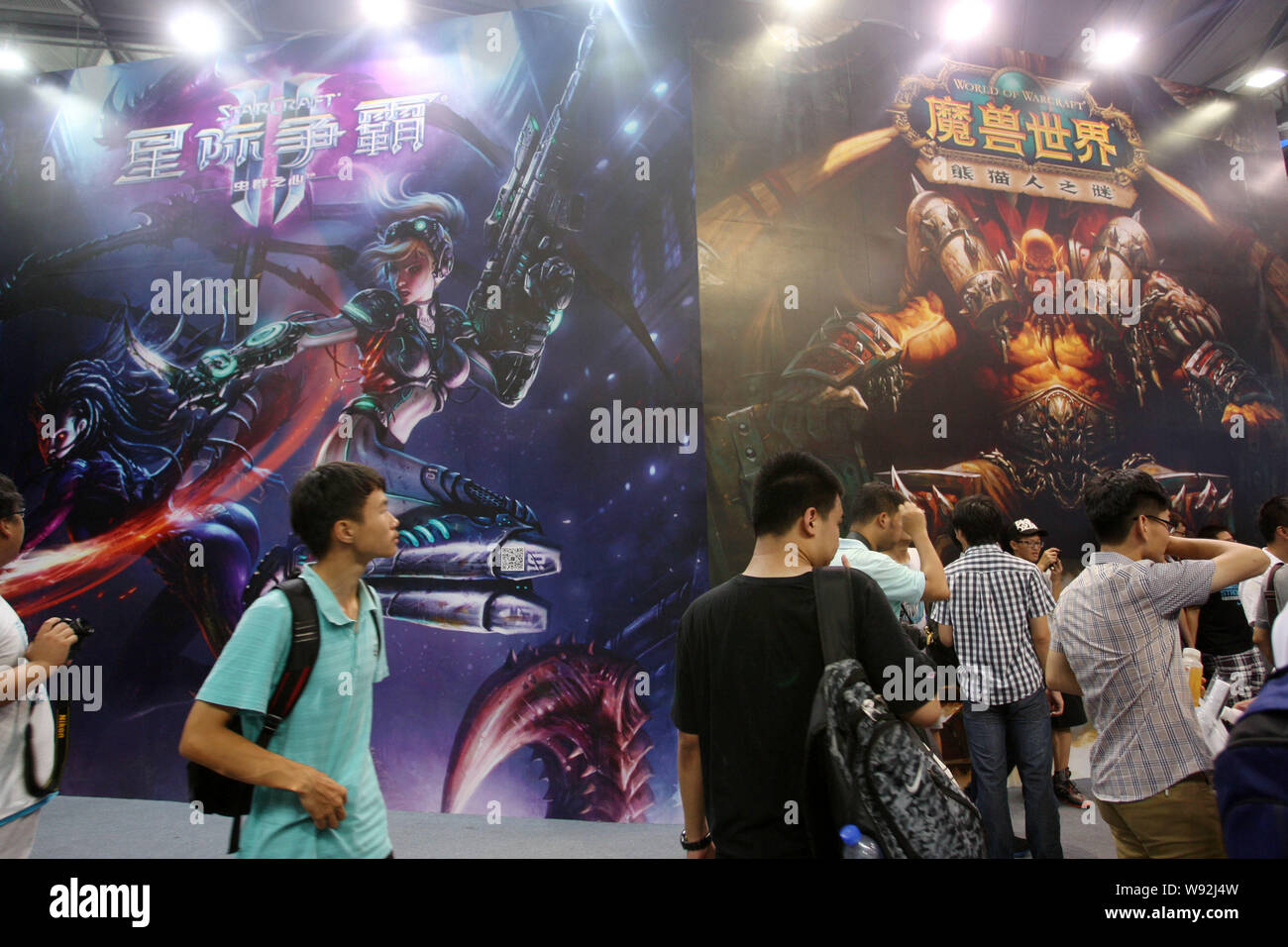 ---- Besucher vorbei an den Stand der Online Spiele World of Warcraft und Star Craft während des 11 China Digital Entertainment Expo & Konferen Stockfoto