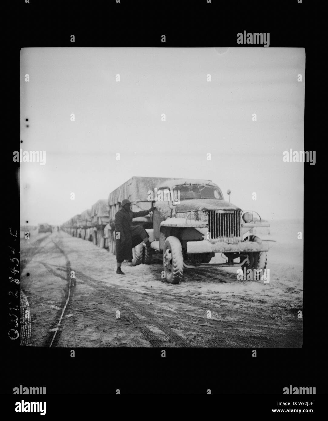 Englisch: Irgendwo im Persischen Korridor. Ein United States Army Lkw-konvoi liefert, die für Russland. Schnee bedeckt Lkw start durch die Pässe des Iran. Stockfoto