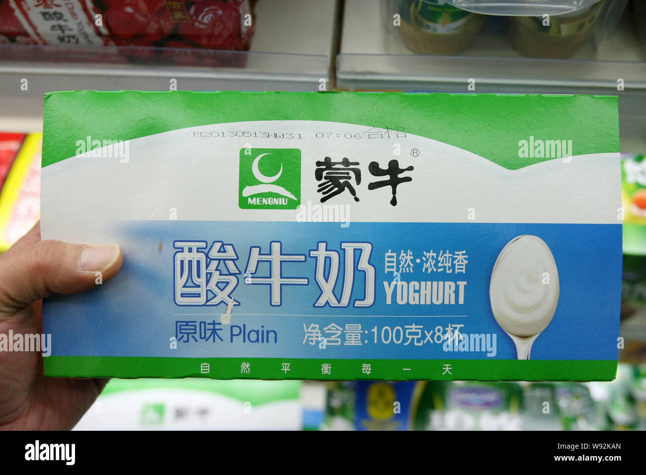 ---- Ein chinesischer Kunde kauft Mengniu Joghurt im Supermarkt in Shanghai, China, 21. Mai 2013. China obere Milchproduzent China Mengniu Dairy Co Lt Stockfoto