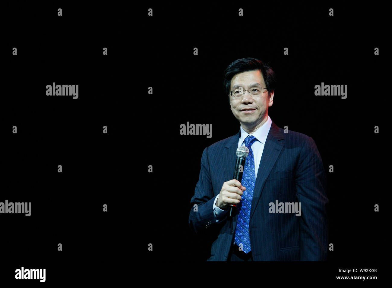 ---- Kai-Fu Lee, Gründer, Vorsitzender und CEO von Innovation Works, spricht auf eine Zeremonie für X60 und S40 super Fernseher der LeTV in Peking, China, 7. Stockfoto