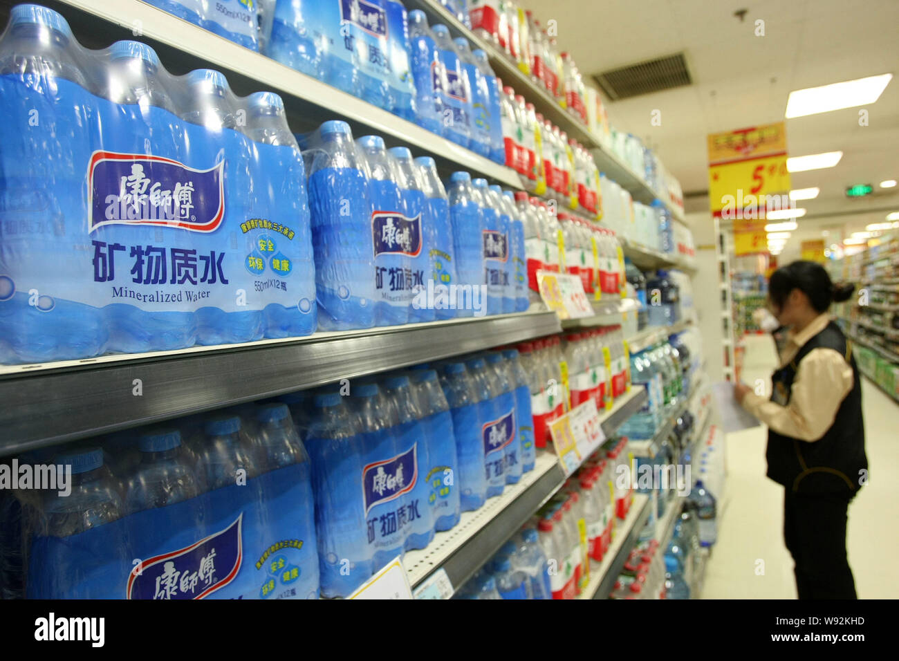 ------ Flaschen von Meister Kong mineralisiertes Wasser des Tingyi (Cayman Inseln) Holding Corp. sind für den Verkauf in einem Supermarkt in Shanghai, China, 2. Mai 2013 Stockfoto