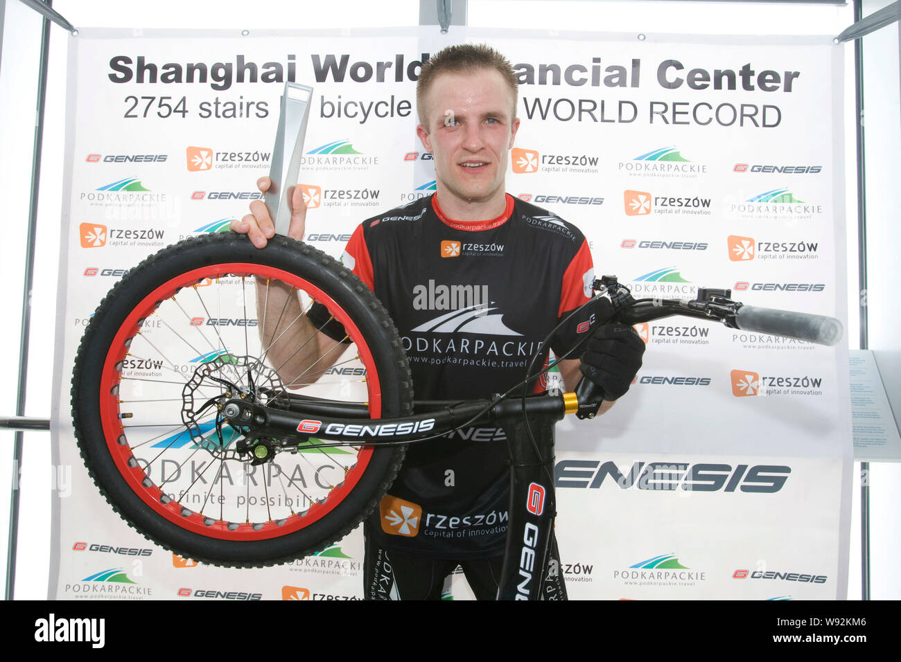 Krystian Herba, Polnische Radfahrer, der einen Guinness Weltrekord von Klettern 2.754 Treppen im 492 Meter hohen Shanghai World Financial Center i zu erreichen, stellen Sie Stockfoto