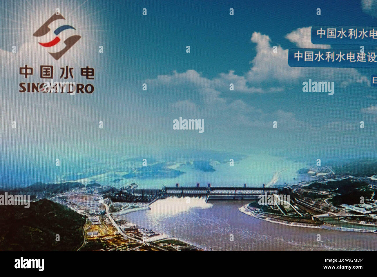 ---- Ein netizen durchsucht die Chinesische Website von sinohydro Group Ltd. in Shanghai, China, 30. September 2011. Sinohydro Group Ltd., der grösste Bauen Stockfoto