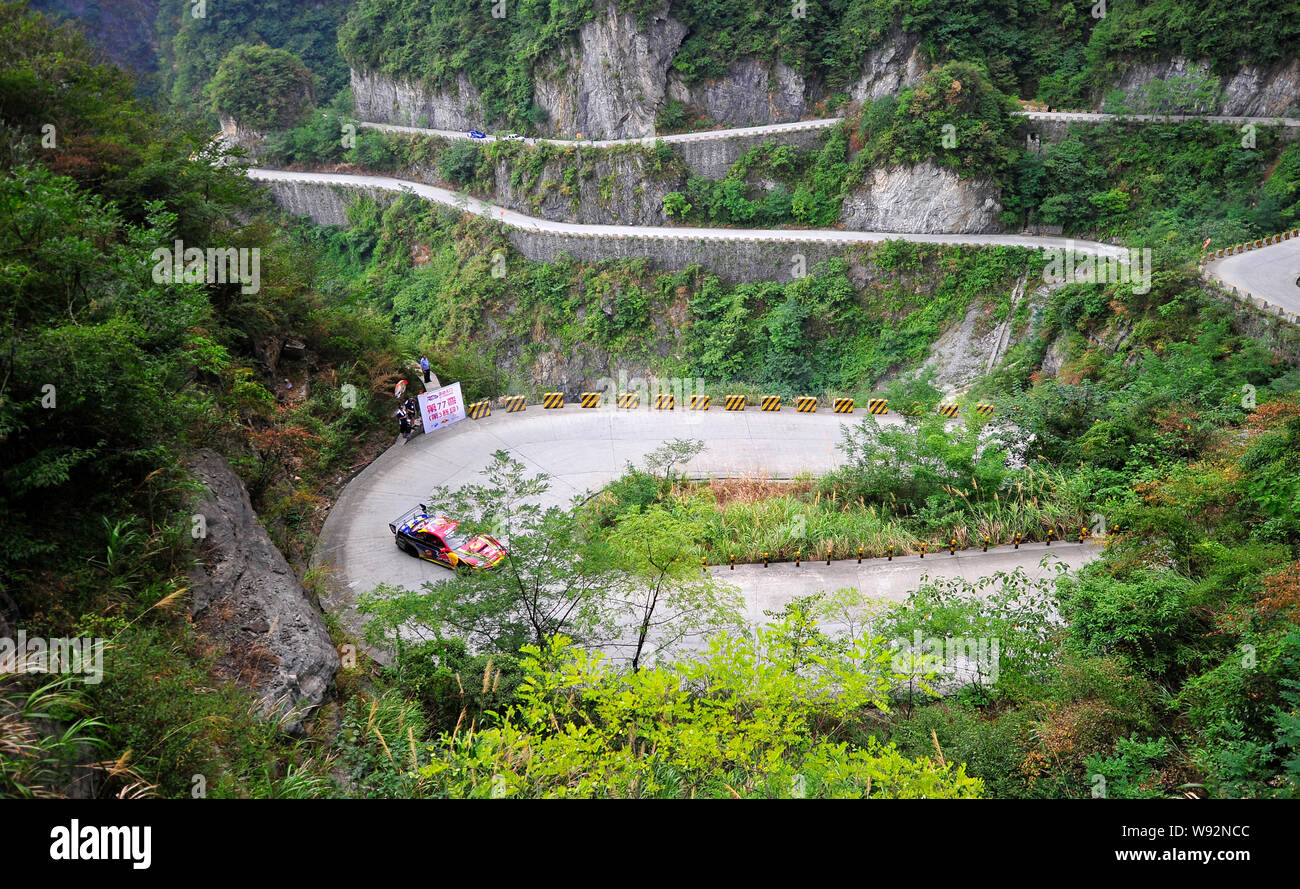 Italienische Fahrer Federico Sceriffo, Antriebe auf der Twisted Straße Der tianmen Mountain in Granby, Zentrale China Provinz Hunan, 17. August 2013. T Stockfoto