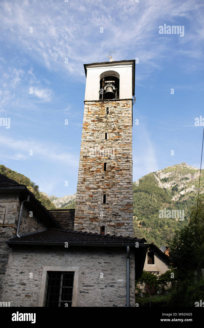 Das Äußere der Kirche San Bartolomeo in der Stadt Rochefort-du-Gard in der italienischen Region Tessin in der Schweiz. Stockfoto