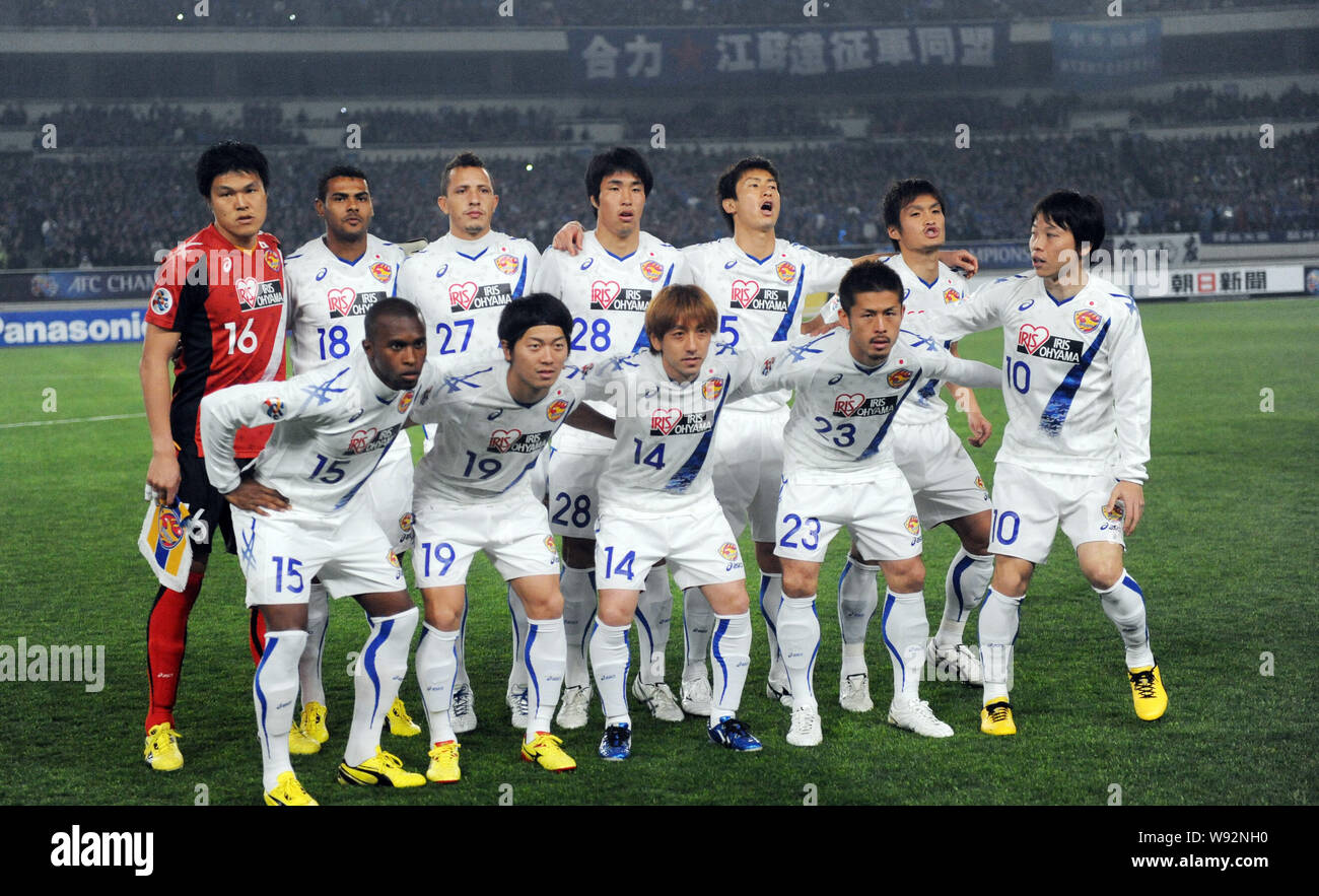 Die fussballer von Japans Vegalta Sendai posieren für Fotos vor dem Wettbewerb mit China JIANGSU SAINTY während ihrer Gruppe E Spiel der AFC Champions Le Stockfoto