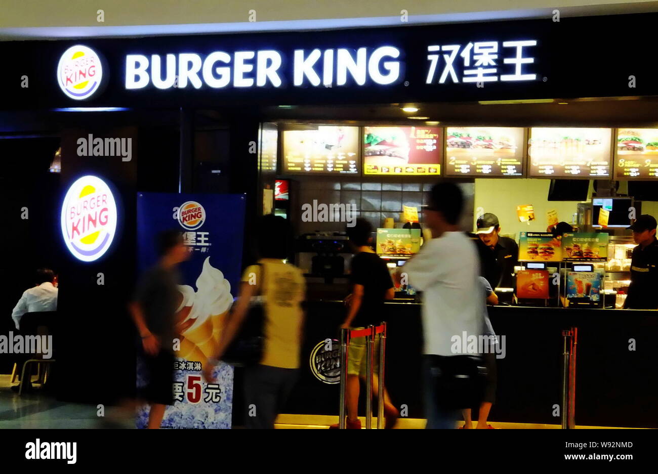 - - - - Kunden sind an einem Burger King Restaurant in Shanghai, China, 28. Juli 2011 gesehen. Us-Lebensmittel- und Getränkeindustrie riese PepsiCo hat einen str etabliert Stockfoto