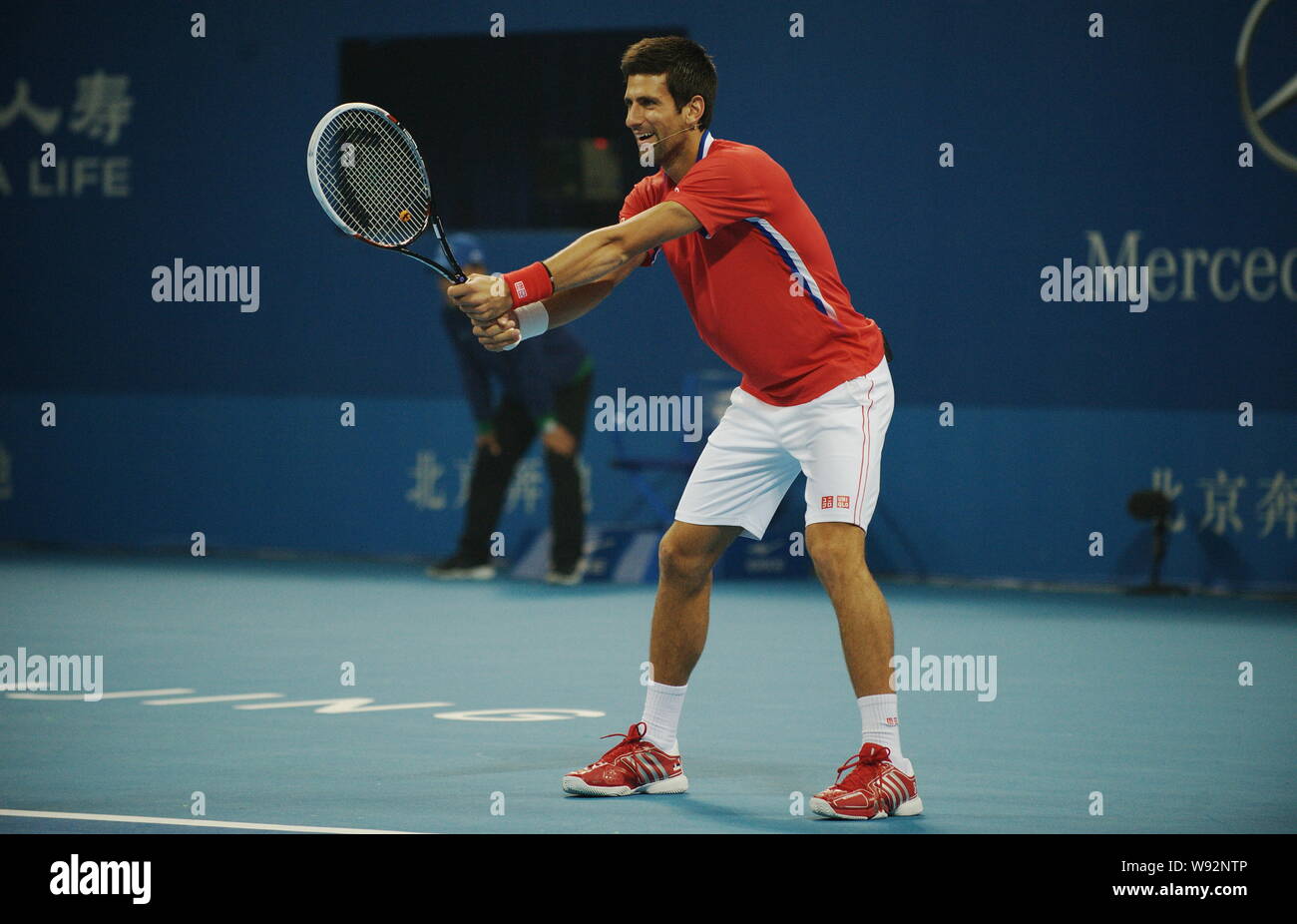 Novak Djokovic aus Serbien bereitet sich auf einen Schuß von Li Na von China in einem Charity Spiel der China Open 2013 Tennisturnier in Peking, China, 27. September Stockfoto