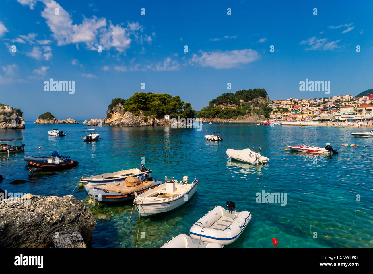 Antenne Stadtbild Blick auf die Küstenstadt Parga, Griechenland im Sommer. Kristall Wasser natürliche Landschaft und schöne architektonische Bauten ne Stockfoto