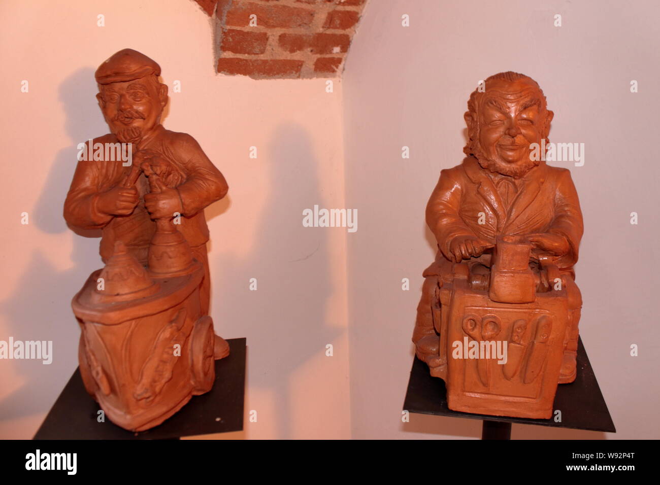 Traditionelle terrakotta Skulptur 'pitocio' im Einsatz auf dem Schornstein - Töpfe der Dächer als Glücksbringer in den frühen 1900er Jahren. Stockfoto