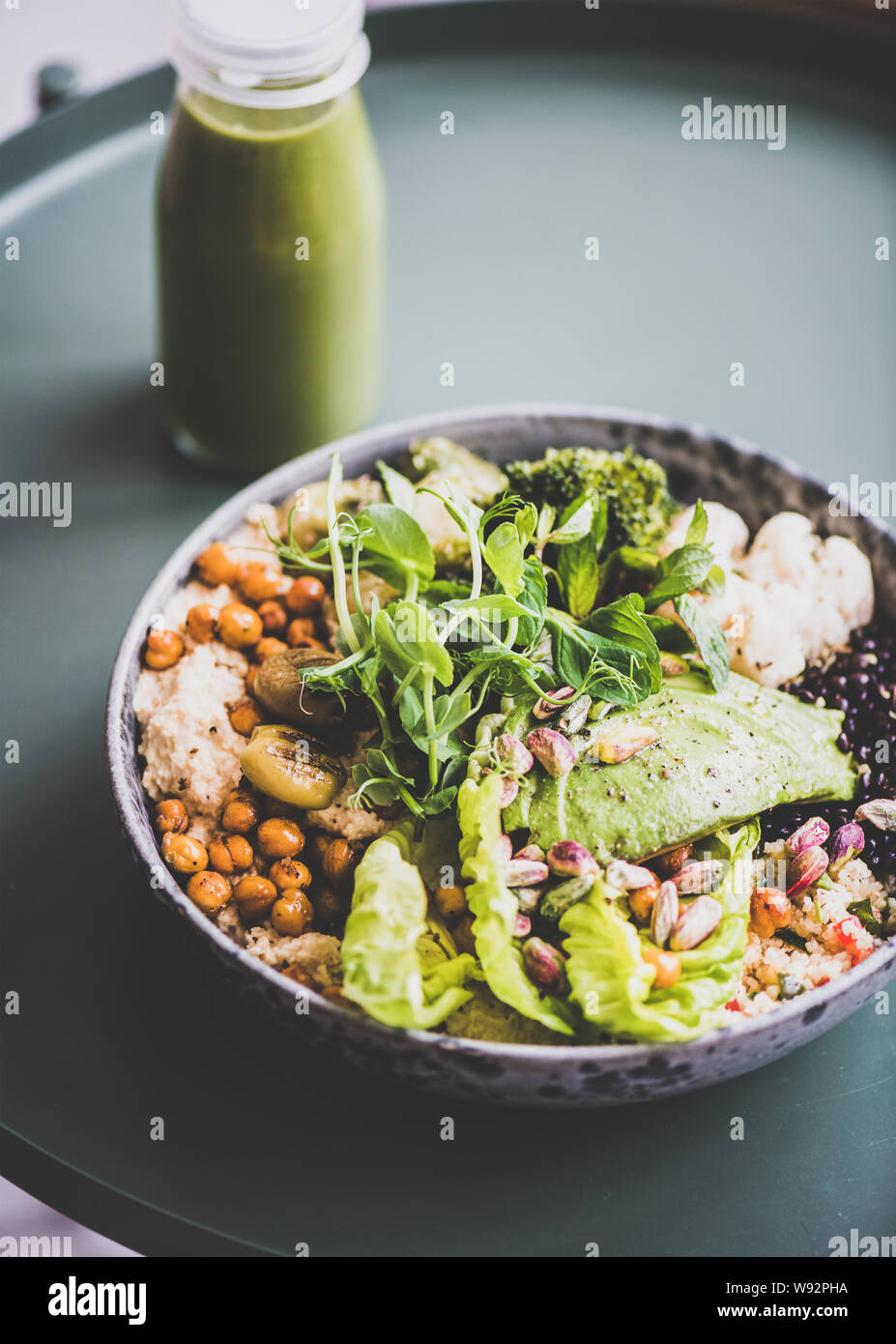 Gesund vegan Superbowl und grünen Smoothie auf Tisch Stockfoto