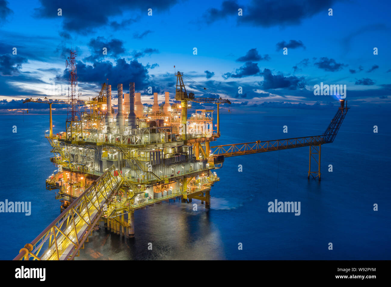 Öl- und Gasindustrie in Offshore, zentrale Verarbeitung Plattform erhalten Gase aus förderplattform und behandeln dann geschickt Raffinerie zu Onshore. Stockfoto