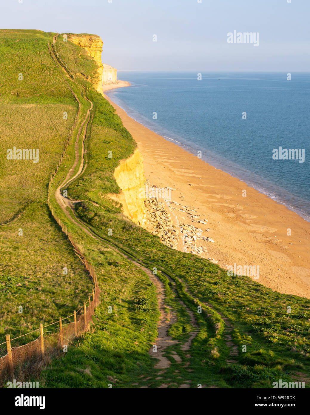 Der South West Coast Path lange Distanz wandern Zug fährt über Sandstein Klippen an der West Bay auf in Dorset Jurassic Coast. Stockfoto