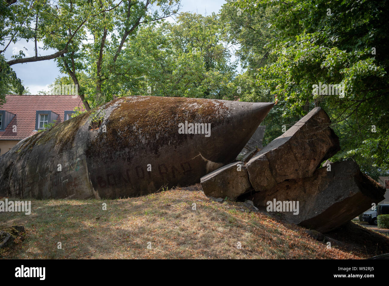 Zossen, Deutschland. 06 Aug, 2019. Die Ruinen eines hohen Bunker der Winkel Art sind in der heutigen Wünsdorf-Waldstadt Wohngebiet. Der Bunker Stadt Wünsdorf, etwa 40 Kilometer von Berlin entfernt, ist einer der wichtigsten Standorte in der Geschichte des nationalsozialistischen Deutschland. Credit: Monika Skolimowska/dpa-Zentralbild/ZB/dpa/Alamy leben Nachrichten Stockfoto