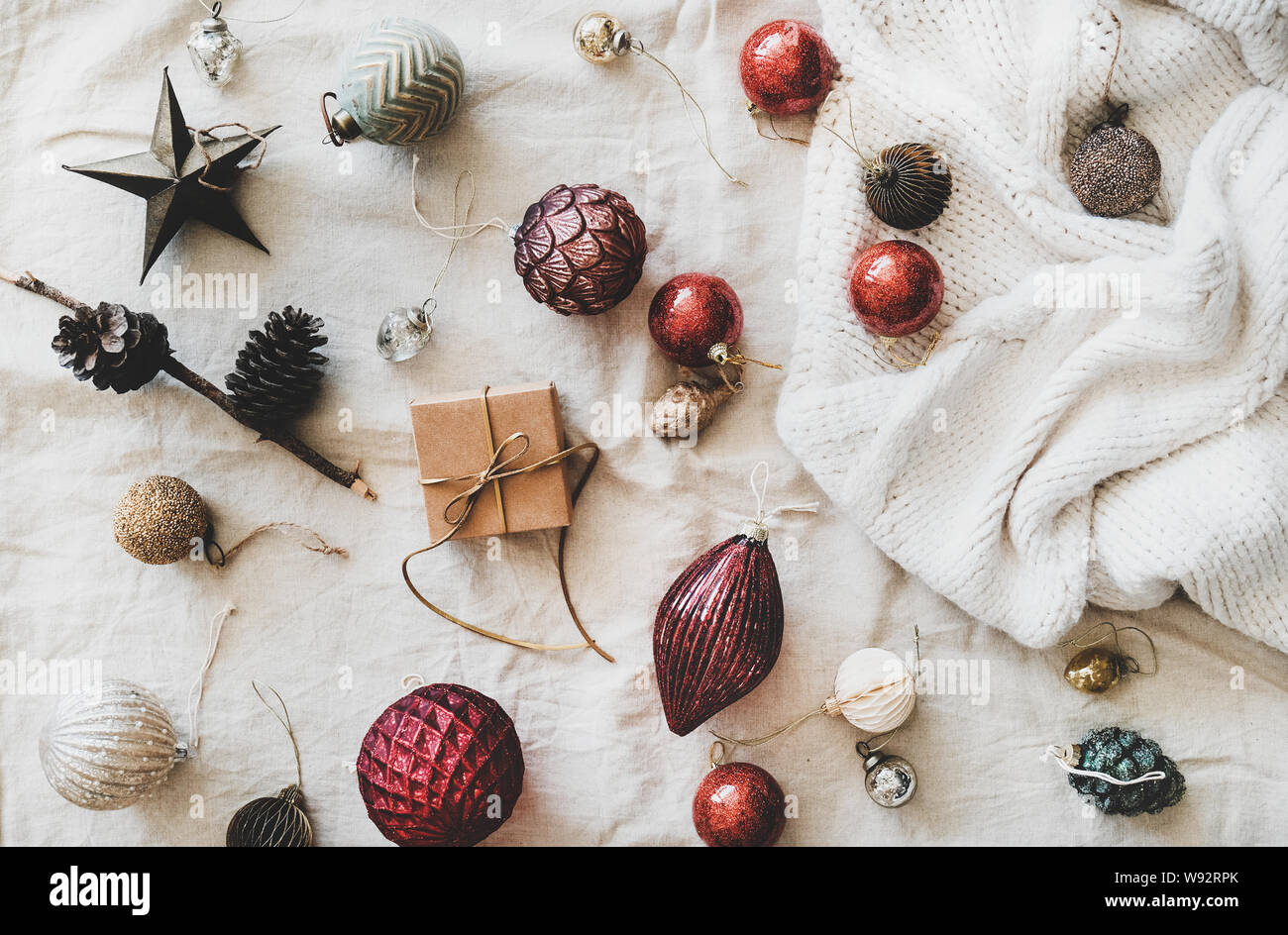 Flachbild-lay von Weihnachten festliche Dekoration Spielzeug über beige Leinen Stockfoto