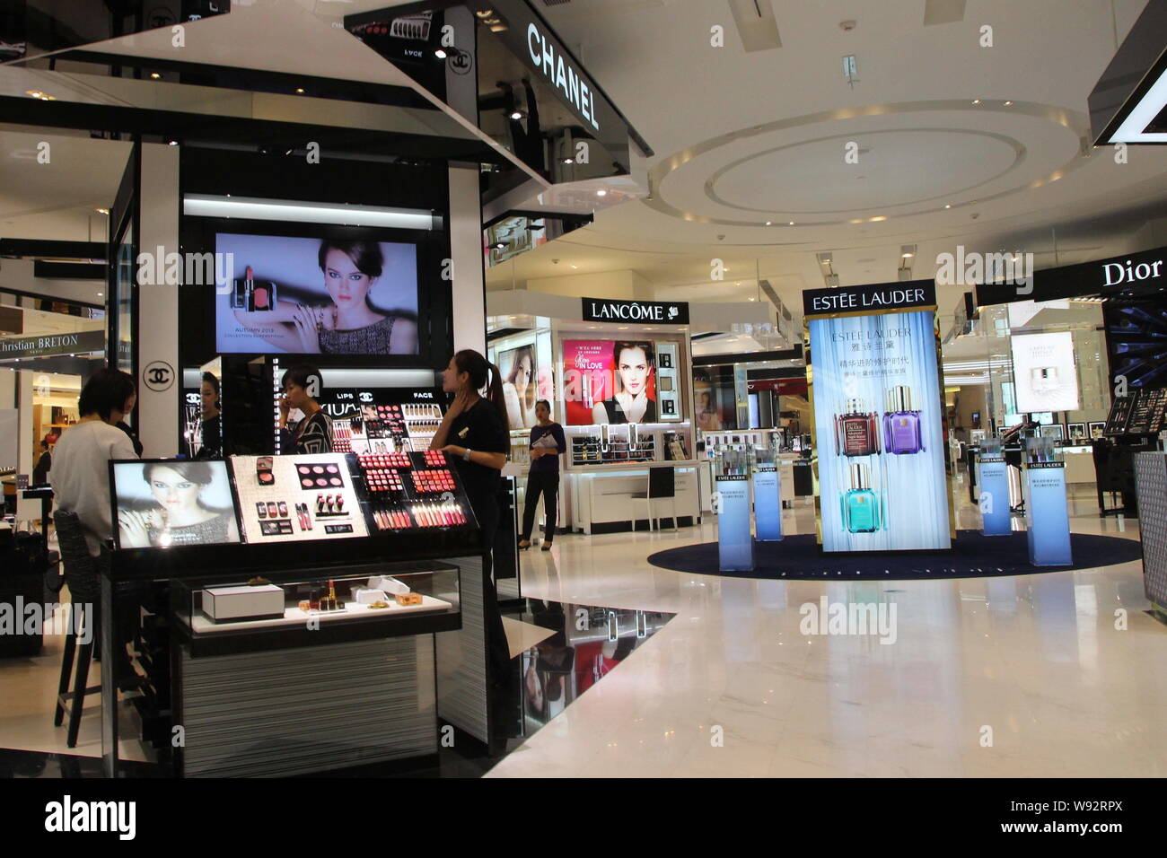 Chinesische Kaufleute verkaufen Kosmetik von internationalen Marken in der neu eröffneten Galeries Lafayette Flaggschiff Einkaufszentrum in Xidan, Peking, China, 29 Septe Stockfoto