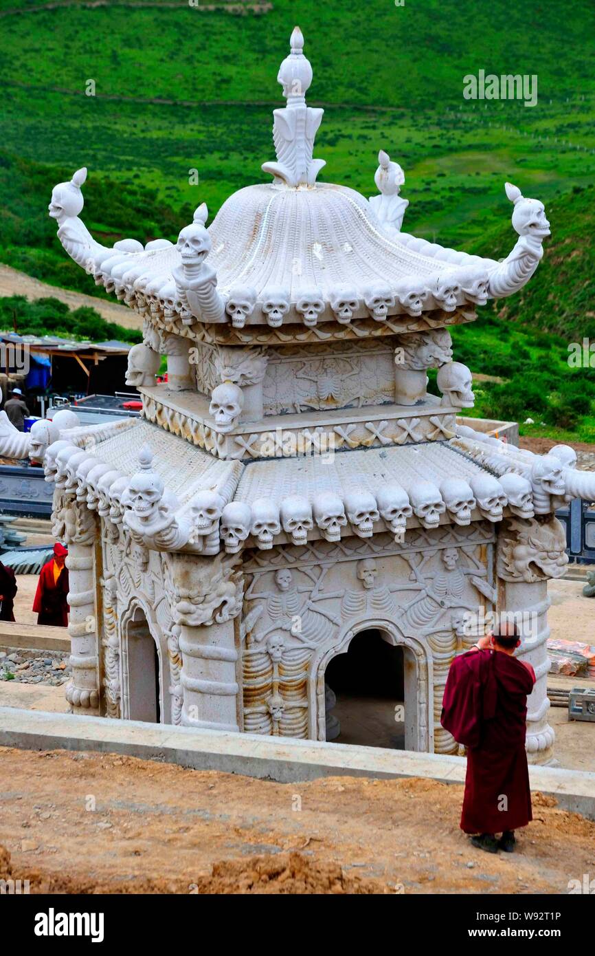 Ein Lama betet vor der Turm des Schweigens nach einem Himmel Beerdigung in Sertar County, Ganzi tibetischen autonomen Präfektur, Southwest China Sichuan Provi Stockfoto