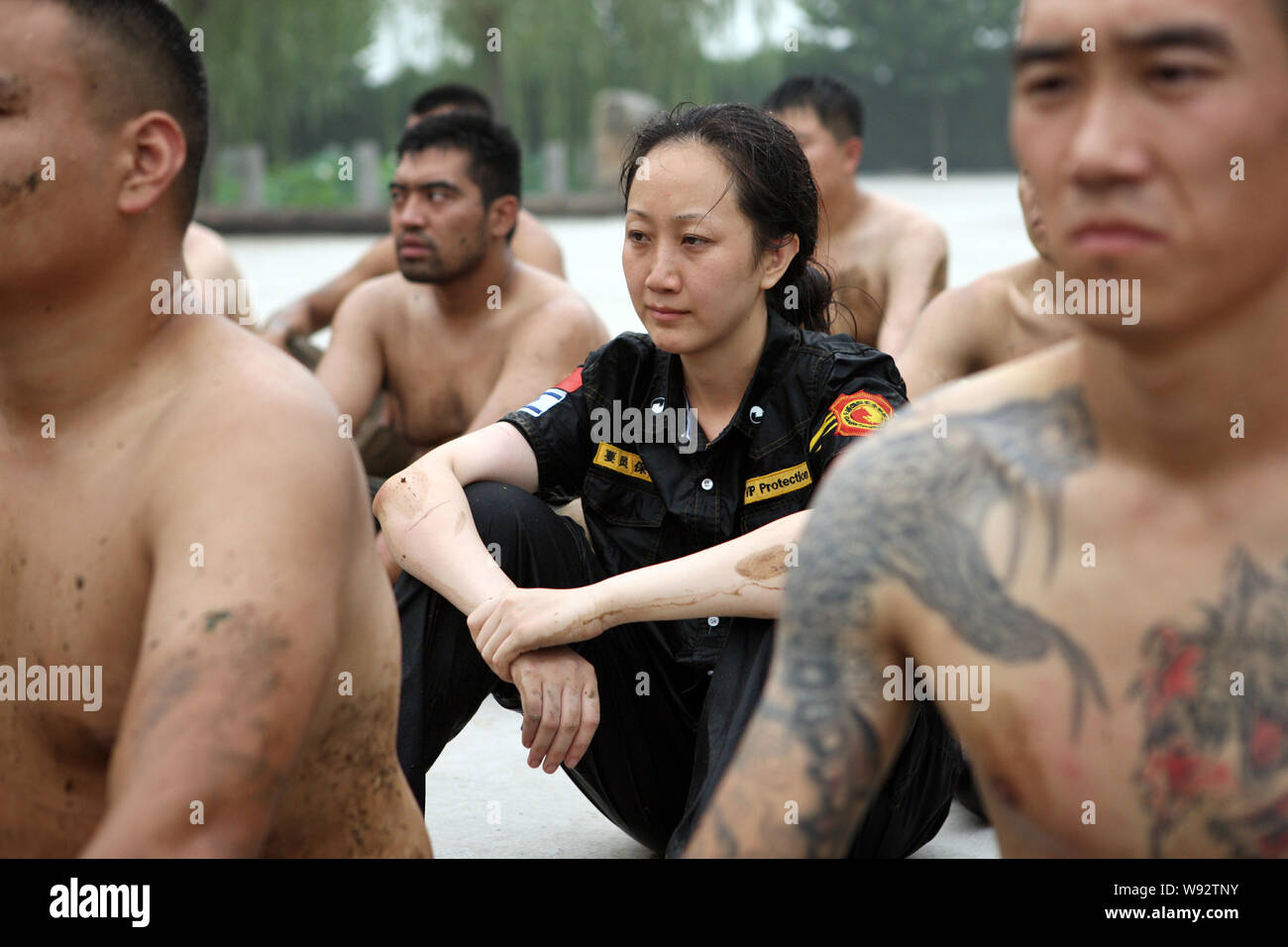 ------ Weibliche und männliche Auszubildende Rest während einem Bodyguard Ausbildung an der Boot Camp von Dschingis Sicherheit Akademie in Peking, China, 21. August 20. Stockfoto