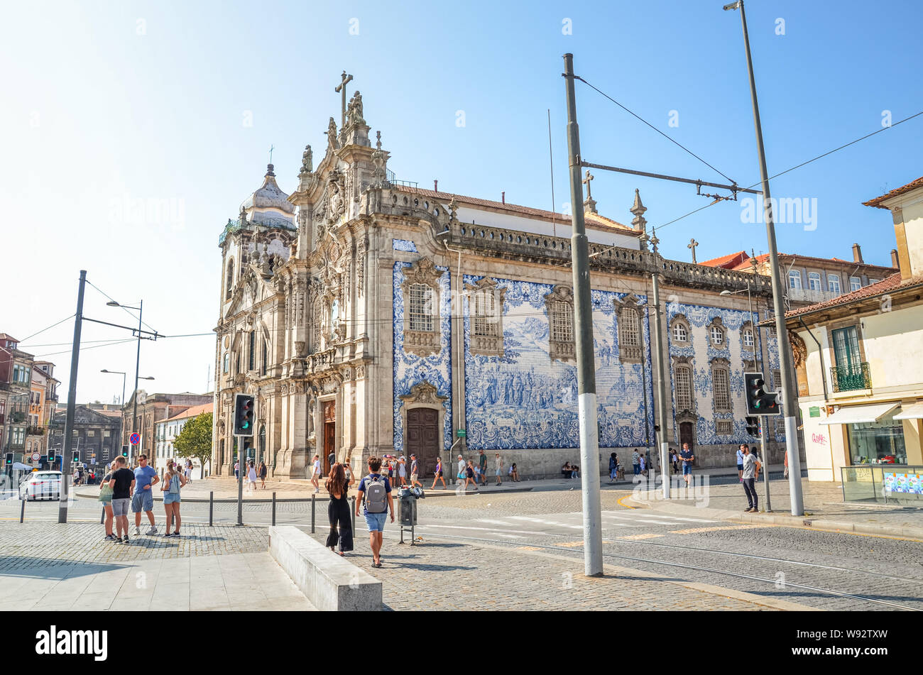 Porto, Portugal - 31. August 2018: Die Menschen auf der Straße von den berühmten Igreja do Carmo und angrenzenden Igreja dos Carmelitas. Traditionelle portugiesische Kacheln azulejos auf Kirche Fassade. Straße mit Menschen. Stockfoto