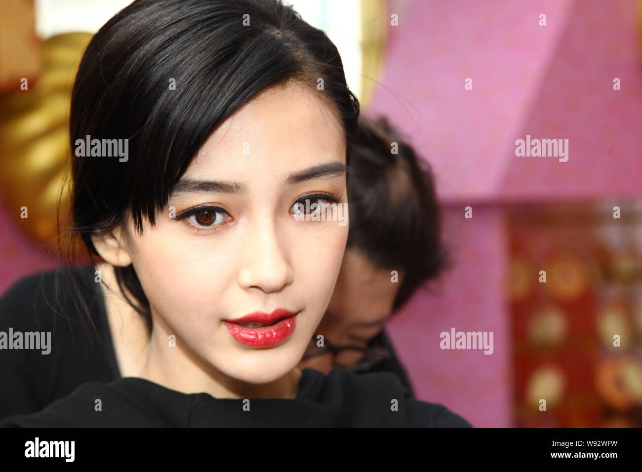 Hong Kong Model und Schauspielerin Angelababy Posen zu einem Frühlingsfest Aktivität in Hongkong, China, 31. Januar 2013. Stockfoto