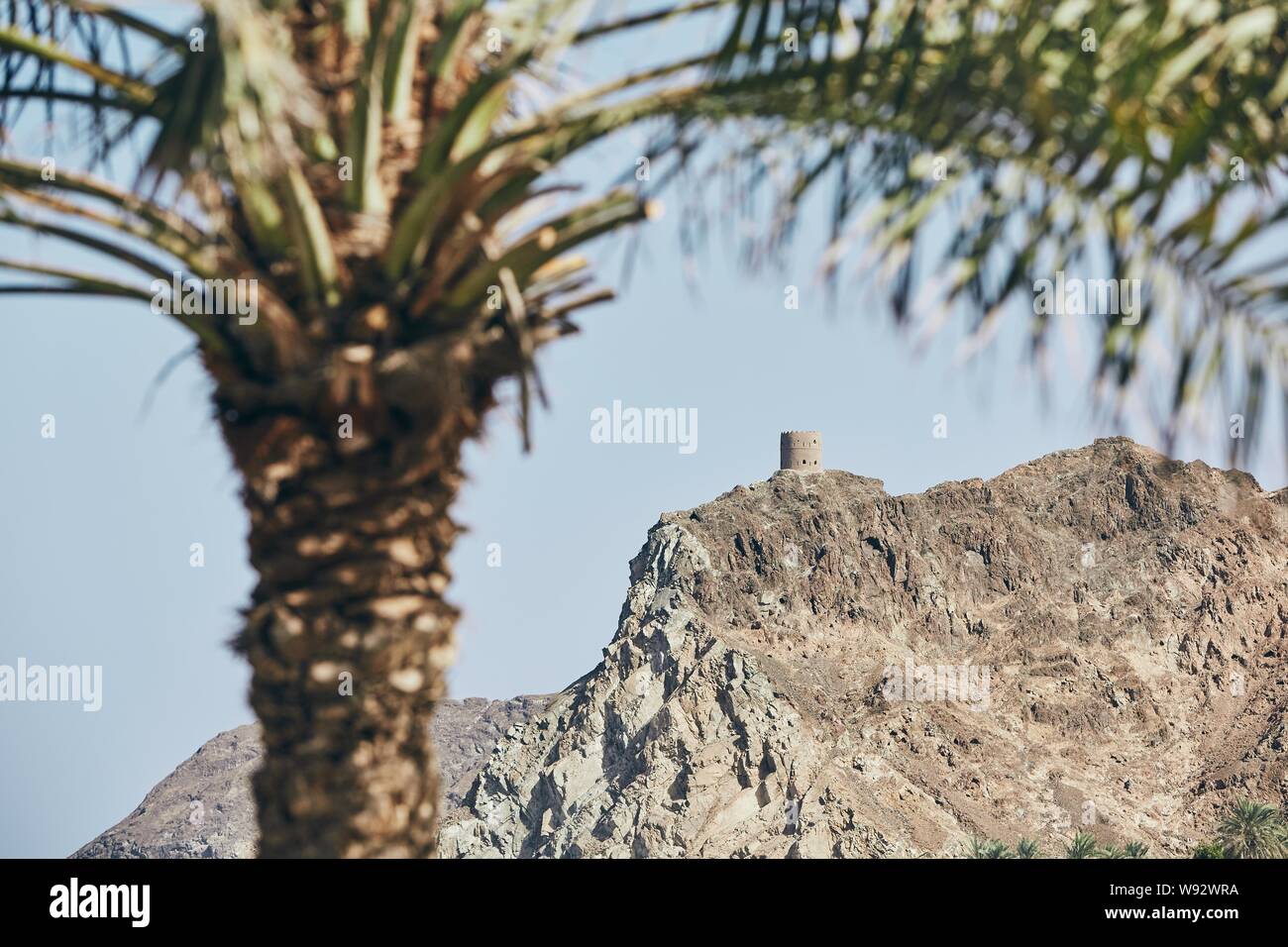 Die alte Festung Fort an der Küste in den Bergen in Maskat, Sultanat Oman. Stockfoto