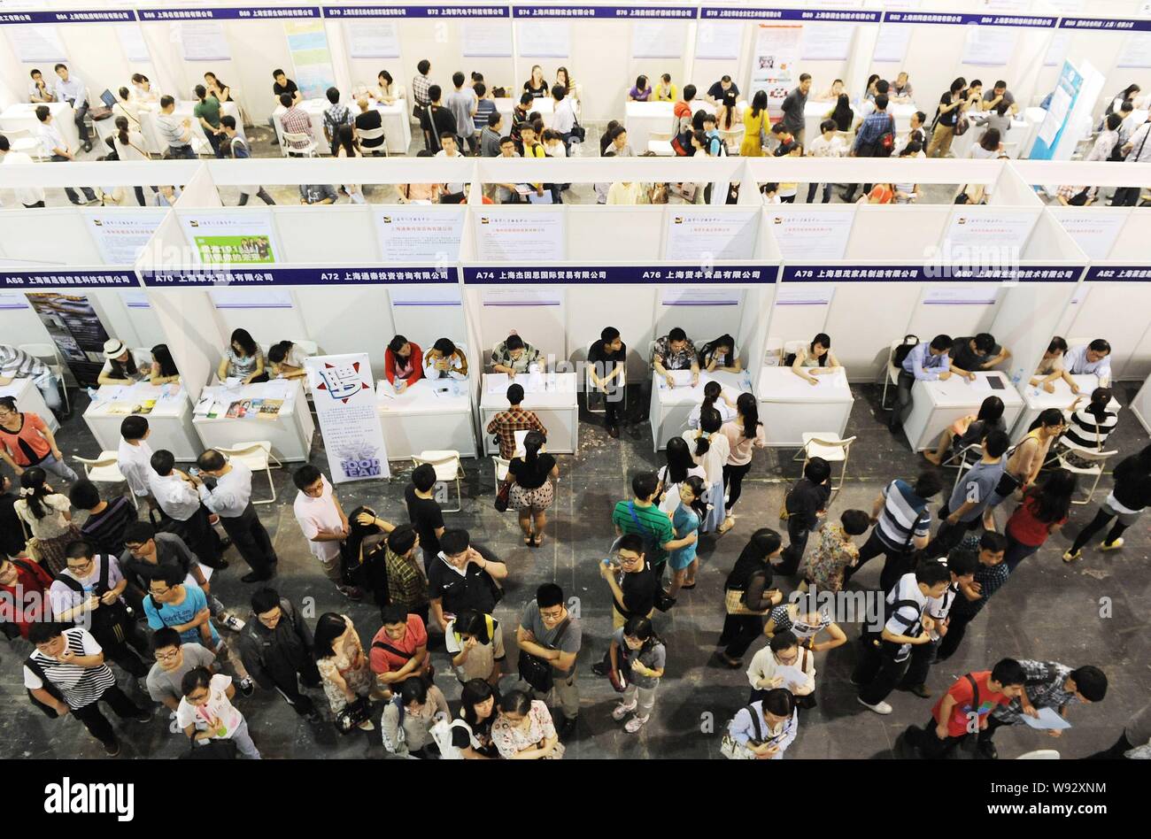 ------ Chinesische Universität Absolventen suchen Beschäftigung an einem Job Messe in Shanghai, China, 16. Juni 2013. China wird sich bemühen, mehr Arbeitsplätze zu schaffen, Stockfoto