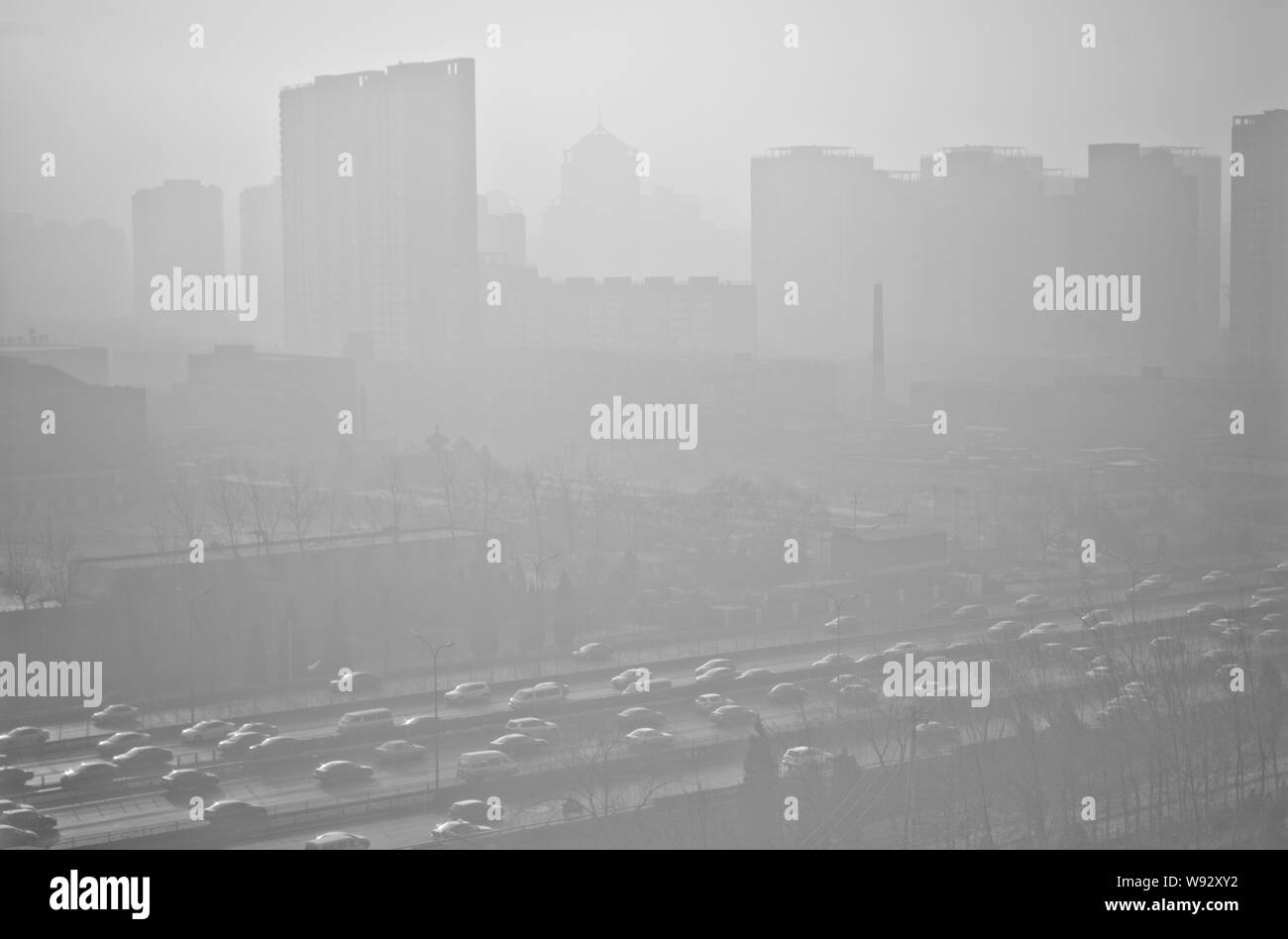 ------ Autos fahren auf der Straße in heavy Smog in Peking, China, 7. März 2013. Luftqualität ernsthaft in einigen großen Metropolen auf der verschlechtert. Stockfoto