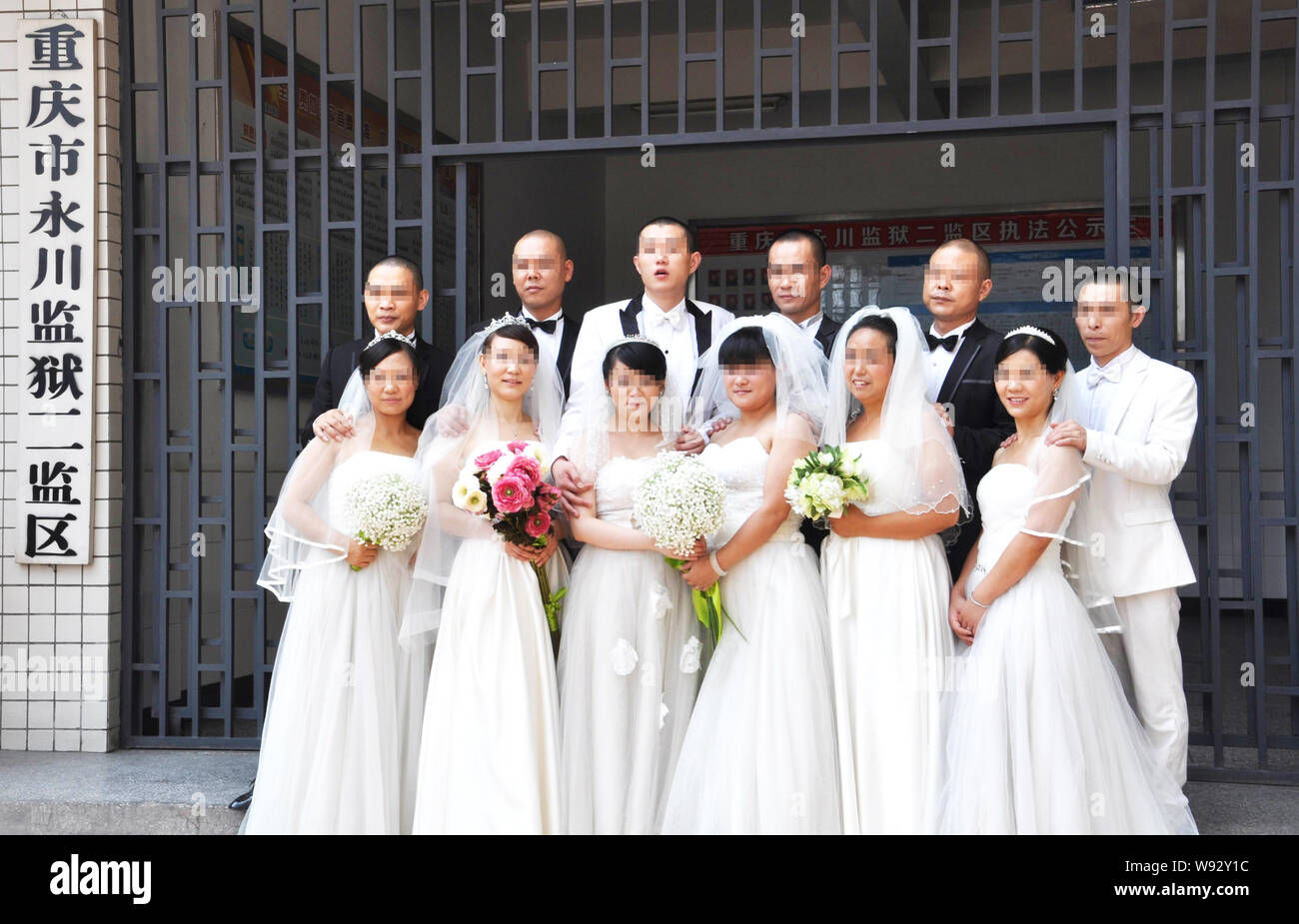 Chinesische Insassen, zurück, stellen mit ihren Freundinnen oder Frauen während einer Hochzeit Fotografie Event auf yongchuan Gefängnis in Chongqing, China, 10. August 2013 Stockfoto