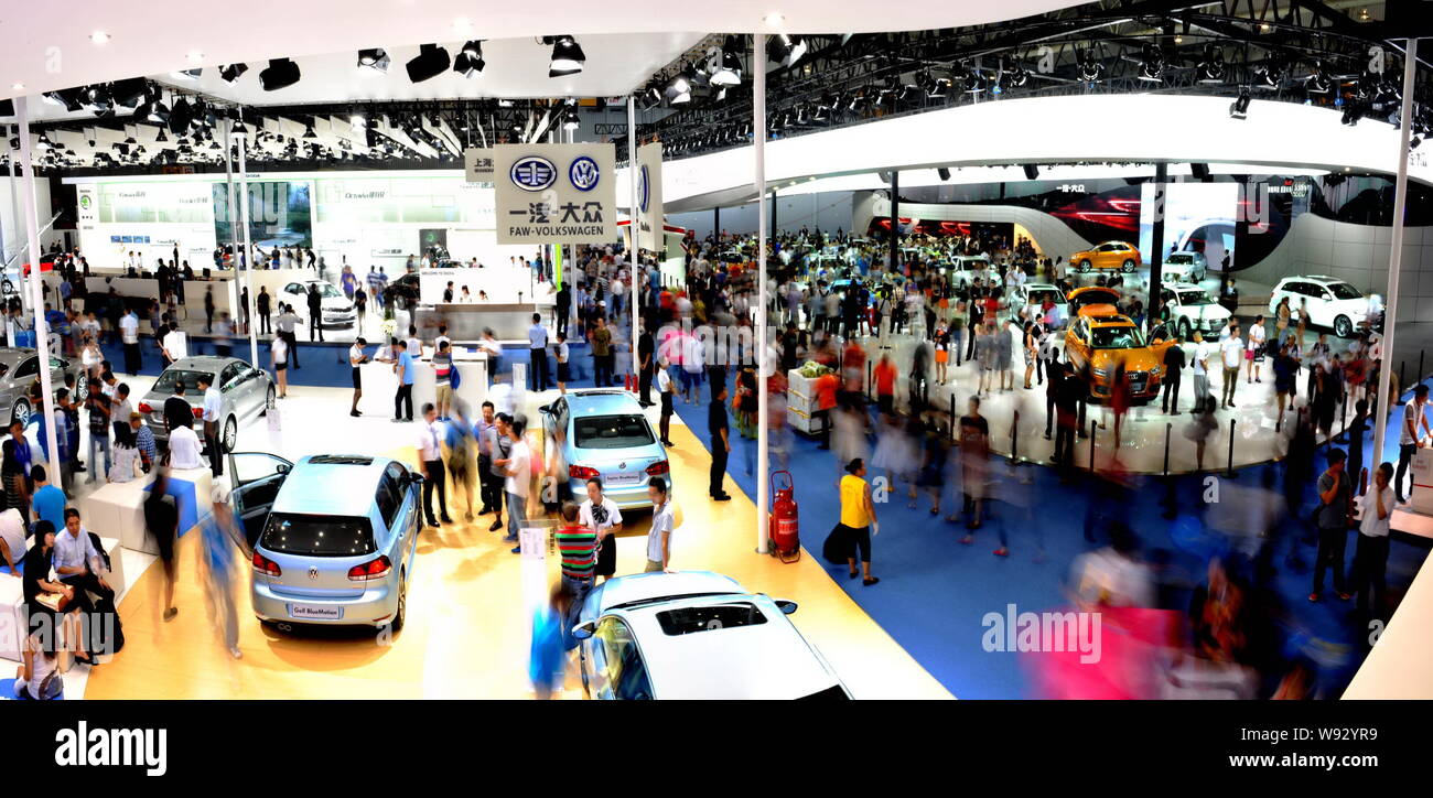 ---- Besucher Gast am Stand der FAW-Volkswagen in einem Automobil Ausstellung in Chengdu, Provinz Sichuan im Südwesten Chinas, 30. August 2013. Ch Stockfoto