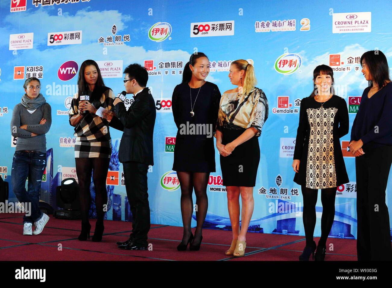 Italienische Tennisspieler Sara Errani (links), Chinesische Tennisspielerin Li Na (Zweite links), Peng Shuai (4. links), Zhang Jie (Zweiter von rechts) und Zhang Sua Stockfoto