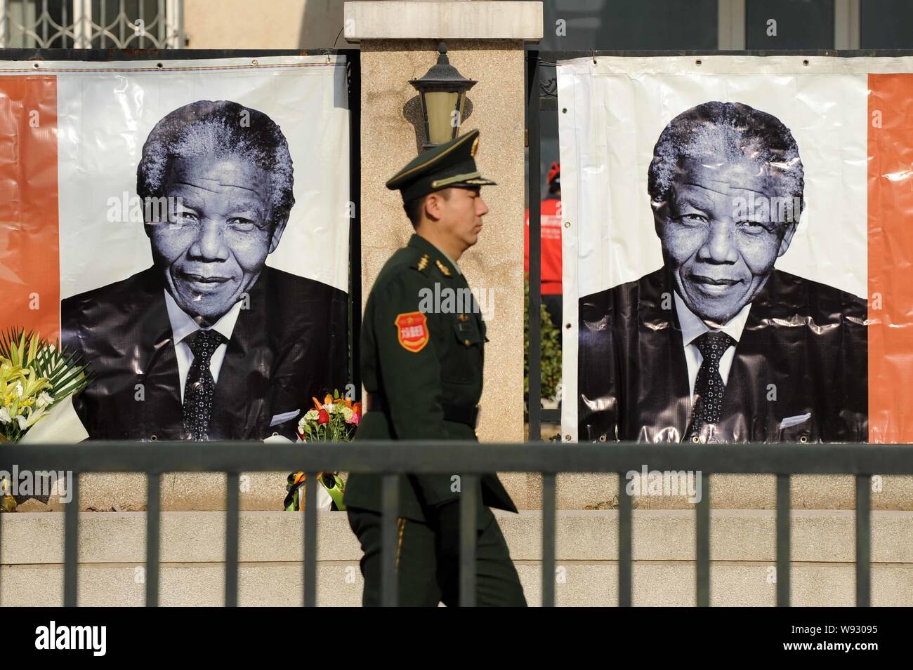 Einem chinesischen paramilitärischen Polizisten Spaziergänge Vergangenheit Fotos der ehemalige südafrikanische Präsident Nelson Mandela bei der südafrikanischen Botschaft in Ch angezeigt werden Stockfoto