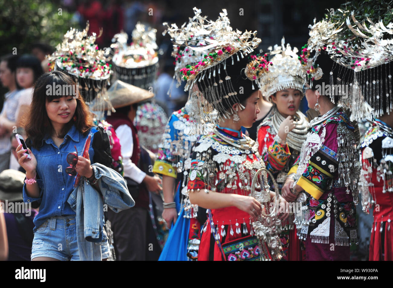 Chinesische Frauen von Miao Miao ethnische Minderheit in traditionellen Kostümen Vorbereitung der Abschlussveranstaltung ein Kulturfestival auf Miao silber Orna Stockfoto