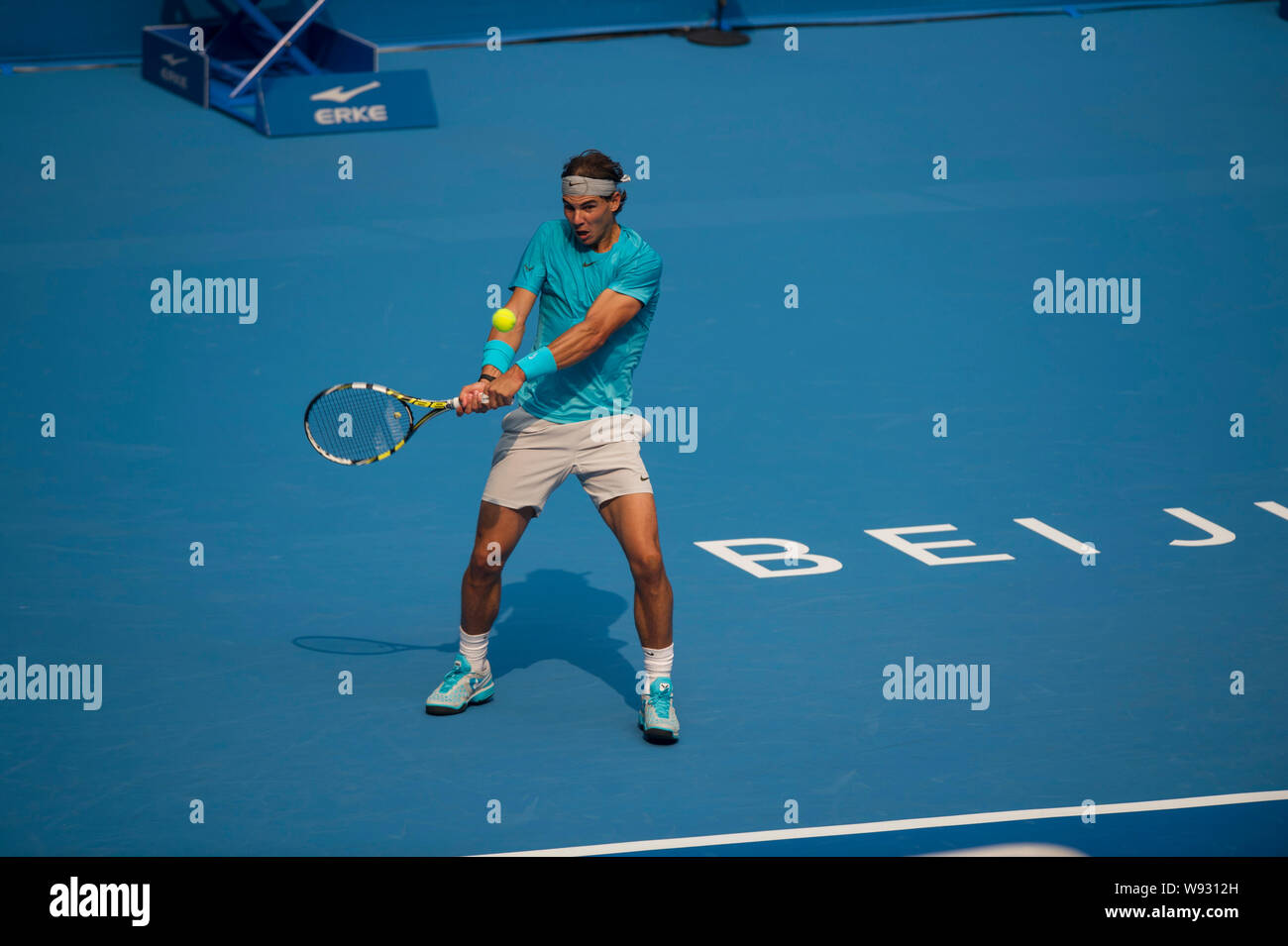 Rafael Nadal aus Spanien gibt einen Schuß zu Fabio Fognini von Italien während der viertelfinalegleichen der China Open Tennisturnier am Nationalen Blueberry Stockfoto