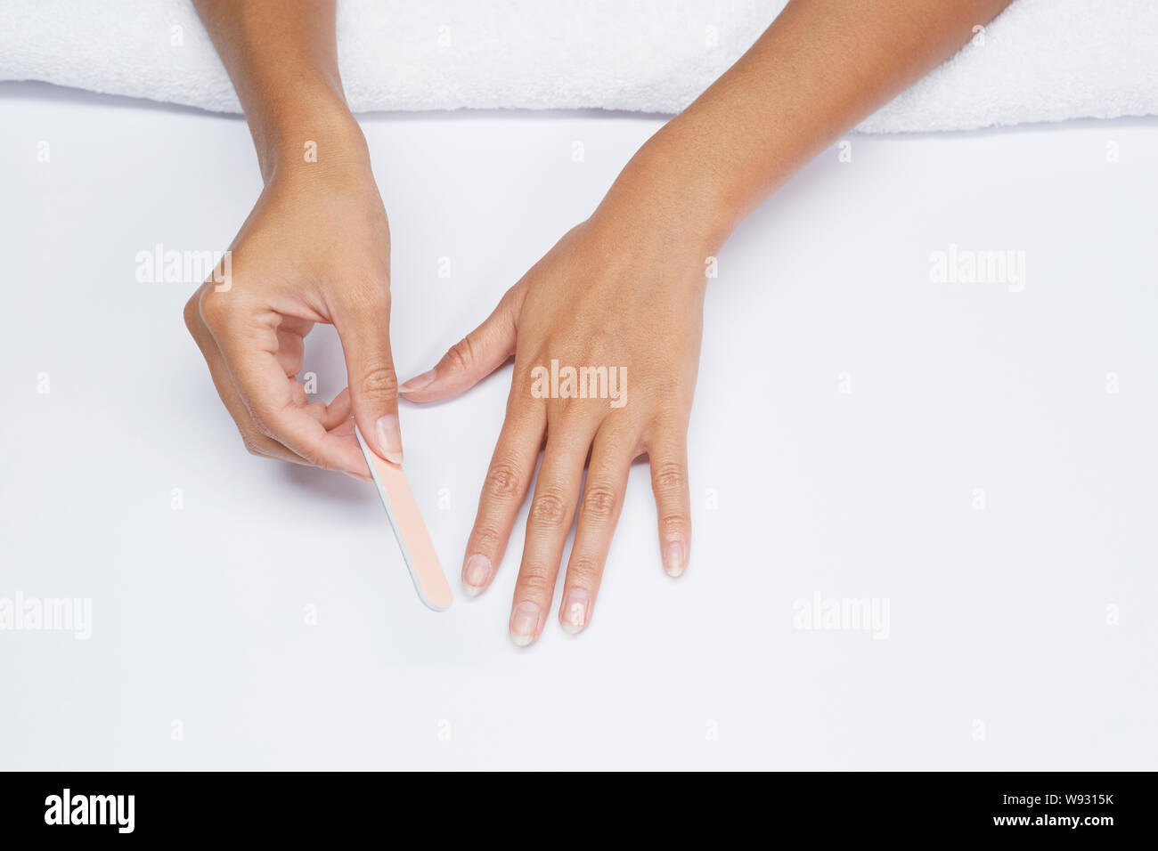 Frau Anmeldung ihre Fingernägel, weiblichen natürlichen Maniküre Nagel Pflege Stockfoto