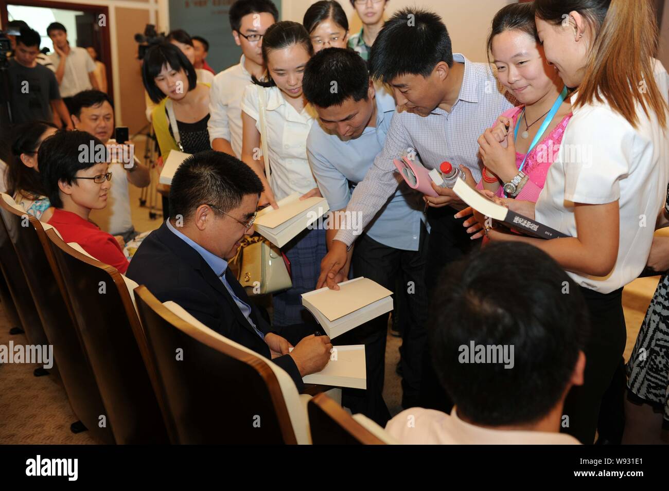 Chen Guangbiao, Chinesische Millionär Philanthrop, Autogramme für die Fans bei einem Launch Zeremonie von China Traum Youth Entrepreneurship Charity Fonds in Stockfoto