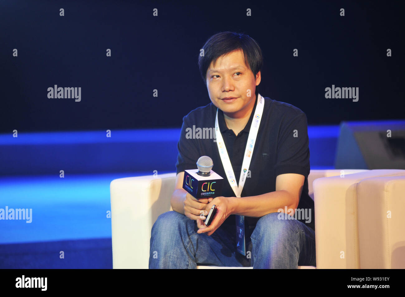 Lei Jun, Vorsitzender der Kingsoft Co., Ltd. und CEO von Peking Xiaomi Technology Co., Ltd., spricht während das China Internet Konferenz 2013 in Peking, Stockfoto