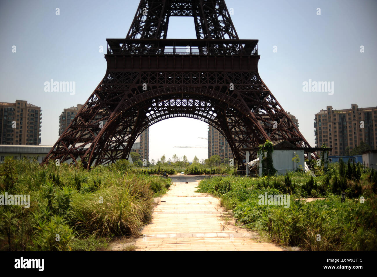 Die Hälfte - sortierte Kopie des Eiffelturms im Tianducheng, eine kleine chinesische Gemeinschaft Paris repliziert, in Hangzhou City, East China Zhejian Stockfoto