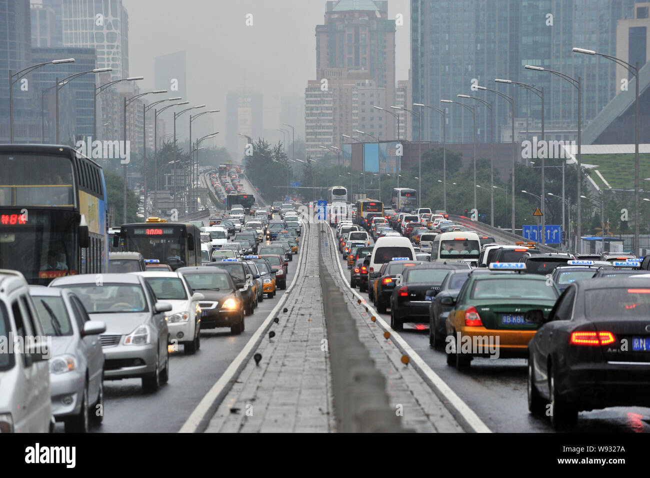 ---- Massen von Autos und Bussen bewegen Sie langsam im Stau auf einer Straße in Peking, China, 9. Juli 2013. Auf den Spuren von größeren Metropoliten Stockfoto