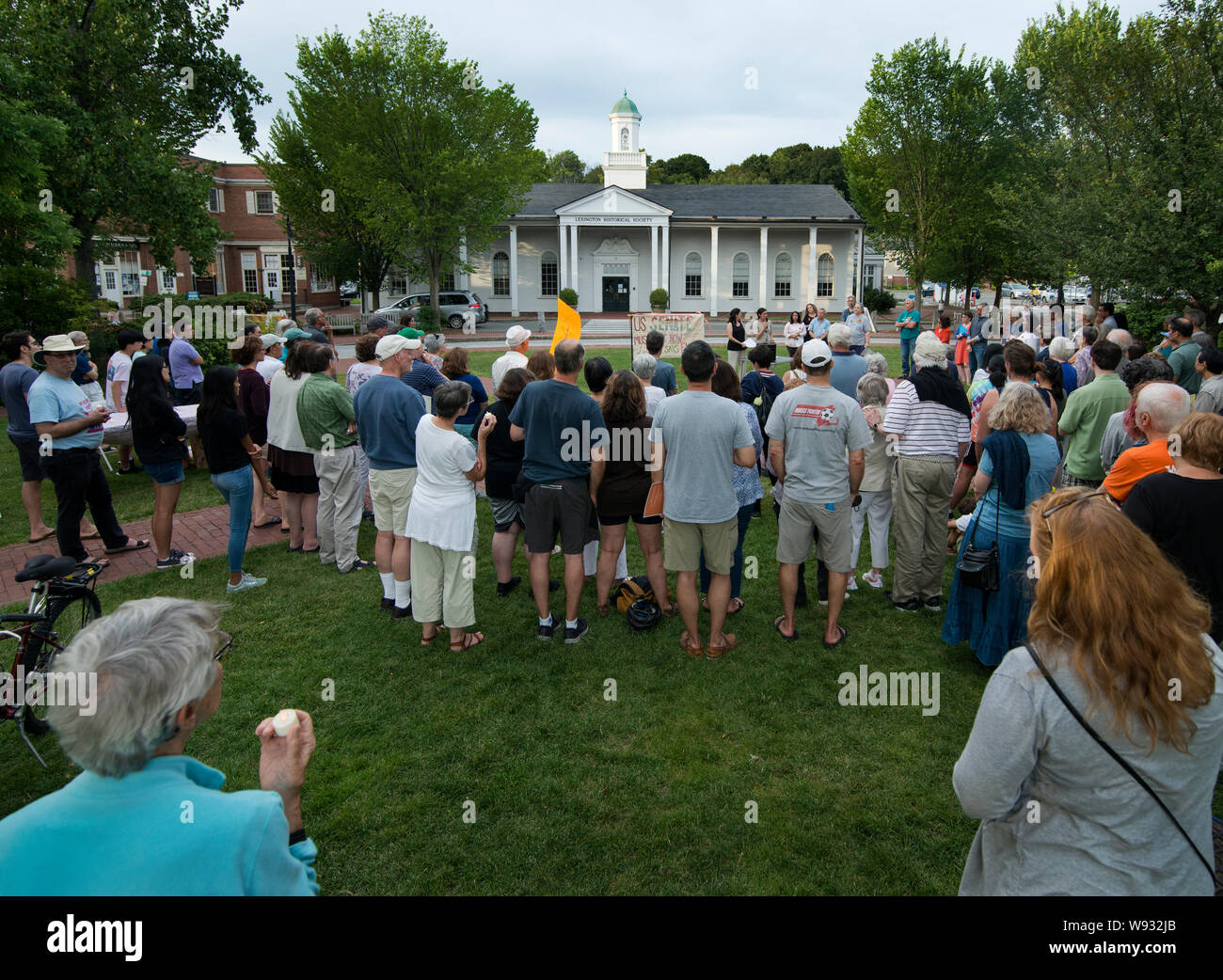 Lexington, MA, USA. 11 Aug, 2019. Genug, über 100 Lexington Bewohner besucht eine Mahnwache zu Waffengewalt Ende nach US-Masse Gewehr schießen. Stockfoto