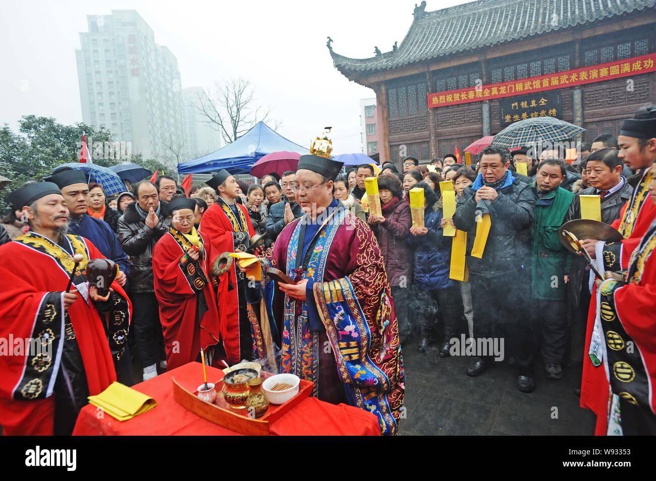 Eine chinesische Taoistische Priester (vorne Mitte) hält ein religiöser Ritus für Reichtum an der Changchun taoistischen Tempel in Wuhan City, South China Hubei Sprueche zu beten. Stockfoto