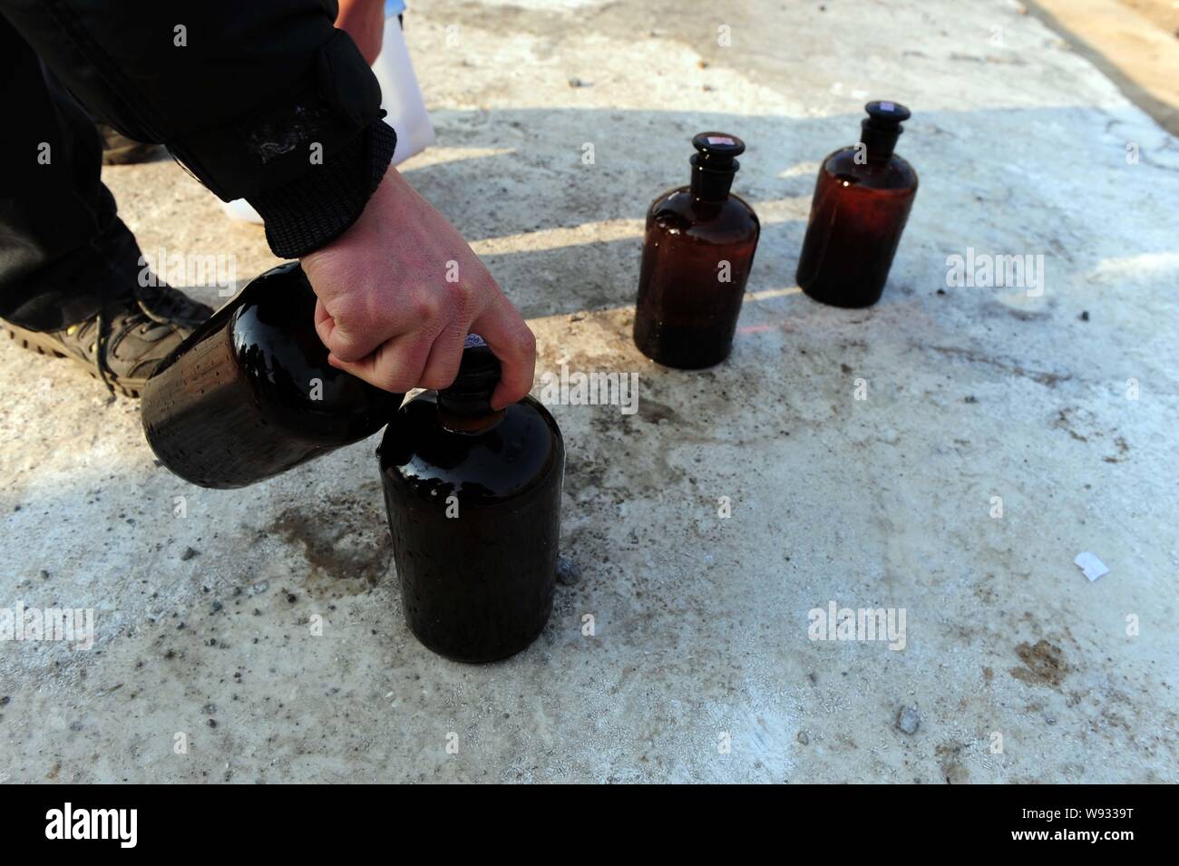 Ein Chinesischer Experte nimmt Flaschen der Probe Wasser aus dem Fluss Zhuozhang verunreinigt durch Anilin aus der chemischen Anlage von fangyuan Chemische Ind ausgelaufen Stockfoto