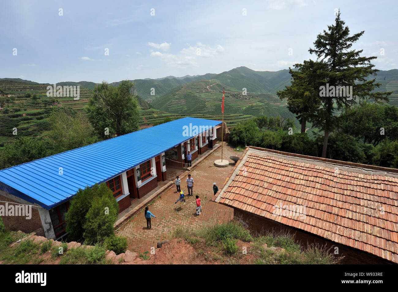 ------ Junge chinesische Studenten spielen Seilspringen auf Cozumel Grundschule in Machang Dorfes Agan Stadt, Lanzhou city, Northwest China Gansu provin Stockfoto