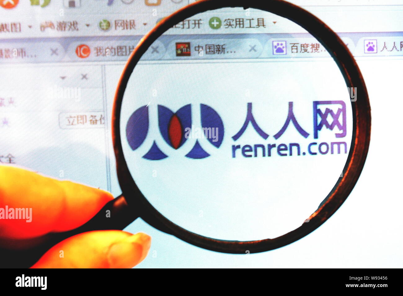 ---- Einen chinesischen Netizen durchsucht die Website von Online Social Networking Site renren.com in Chongqing, China, 12. April 2011. Wenn Renren, China ein Stockfoto