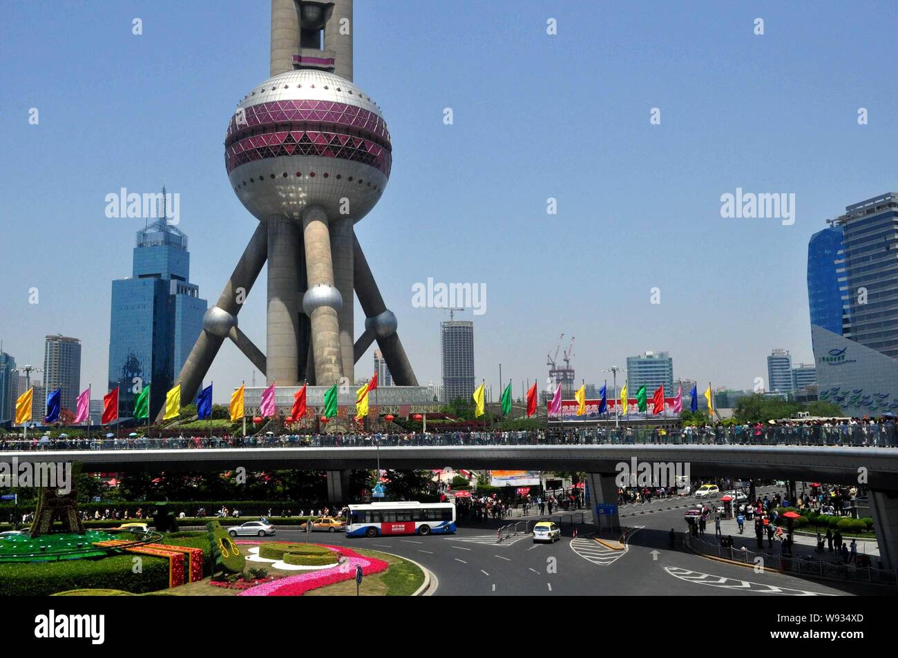 Blick auf die Massen der Leute auf einer Fußgänger-Überführung in Pudong während des dreitägigen Mai Tag Urlaub in Shanghai, China, 1. Mai 2013. Tourismus offi Stockfoto