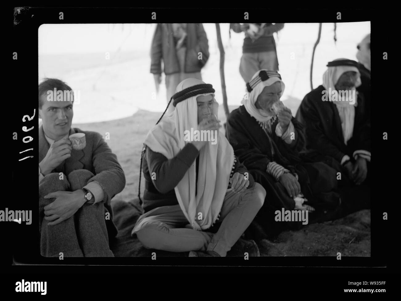 Ein tribal Mittagessen an Kavallerie post bei Tel-el-Meleiha, 20 km nördlich von Beerscheba, 18.01.1940. Kaffee wird serviert, bevor Mahlzeit (Holme, Bell, Atawneh) Stockfoto