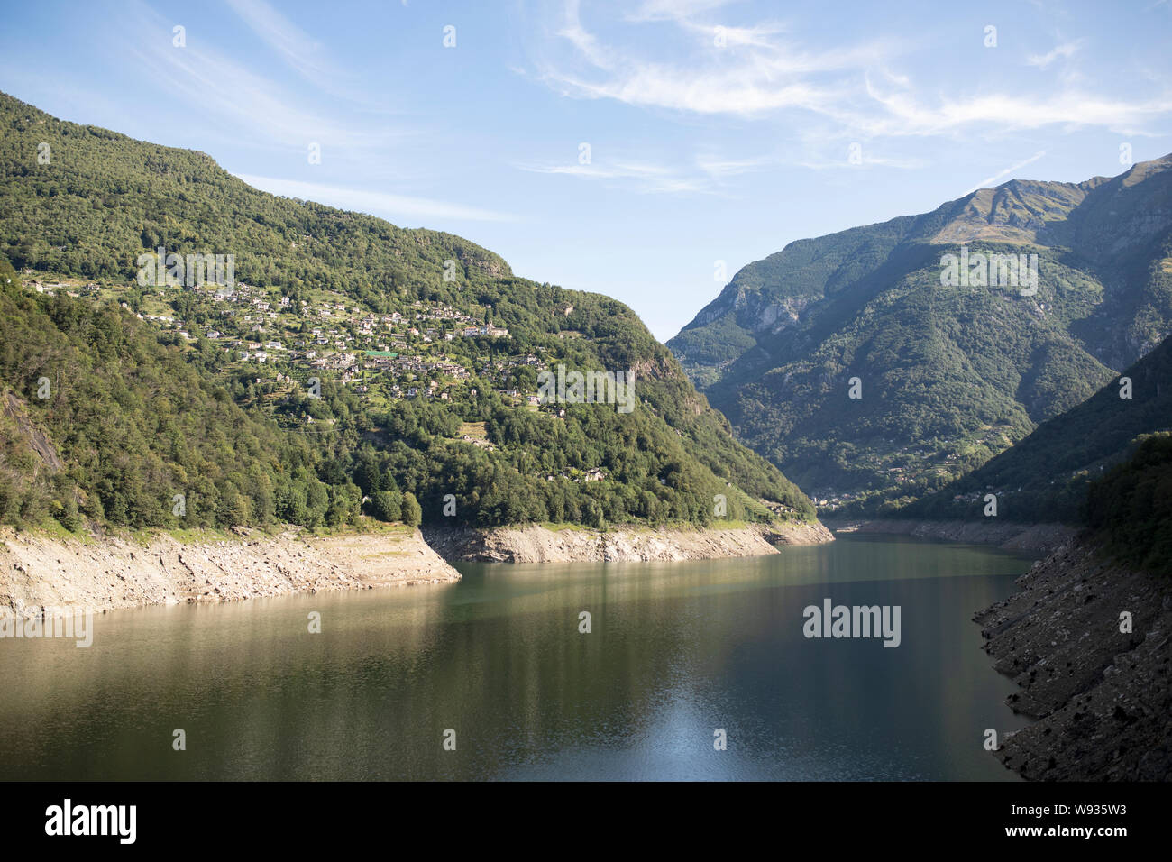 Der Blick auf den Lago di Vogorno (See) von der Verzasca Staudamm an einem Sommertag in Gordola, Tessin, Schweiz. Stockfoto