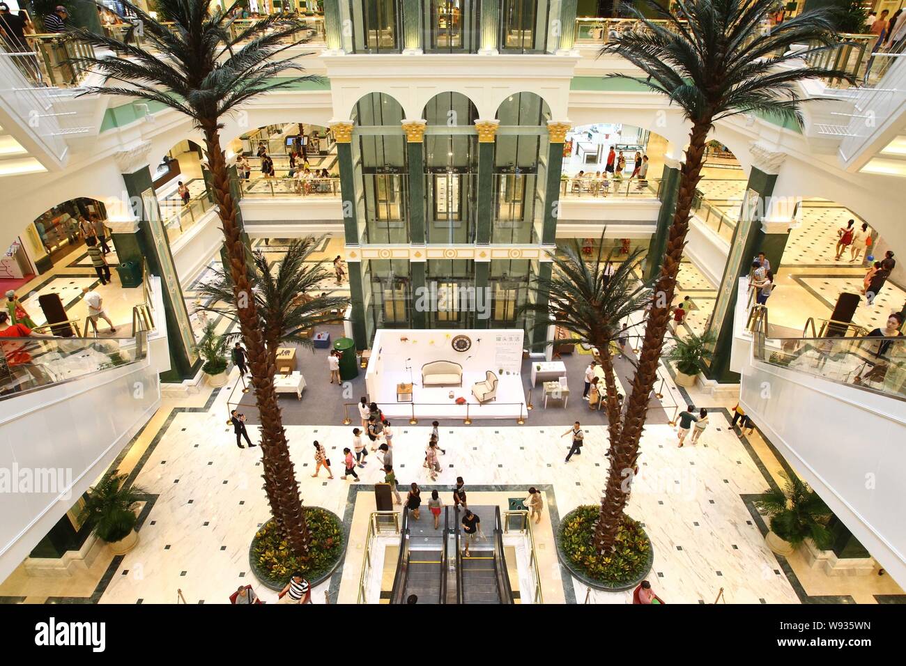 Kunden besuchen die Globale Harbour Shopping Center in Shanghai, China, 5. Juli 2013. Ein mega-kommerziellen Komplex am Freitag (5. Juli 2013) in Chang geöffnet Stockfoto