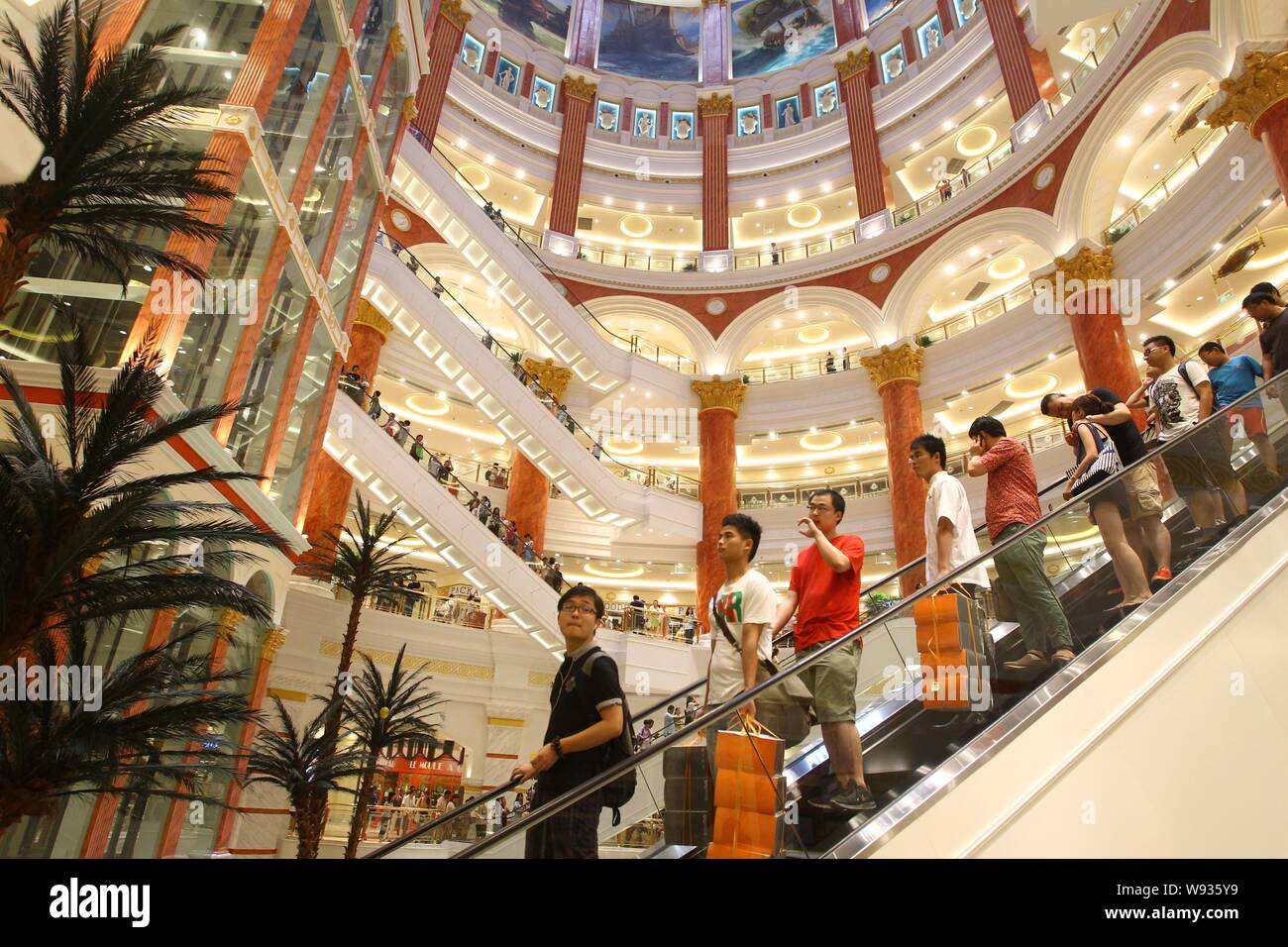 Kunden besuchen die Globale Harbour Shopping Center in Shanghai, China, 5. Juli 2013. Ein mega-kommerziellen Komplex am Freitag (5. Juli 2013) in Chang geöffnet Stockfoto