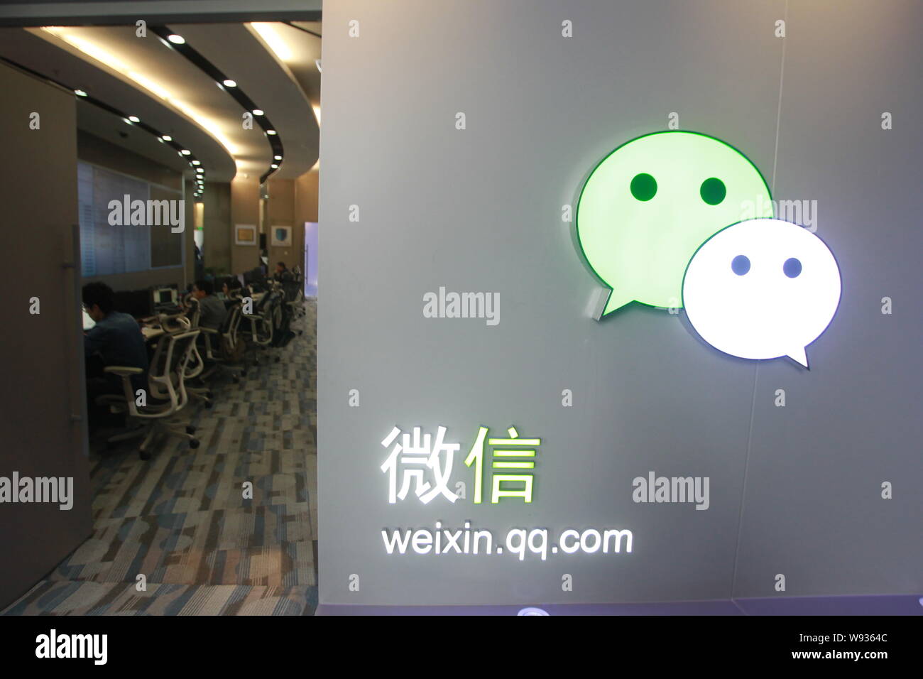 ------ Chinesische Mitarbeiter arbeiten in dem Betrieb von Mobile Messaging App Weixin oder WeChat, in der Zentrale der Tencent in Shenzhen, Sou Stockfoto