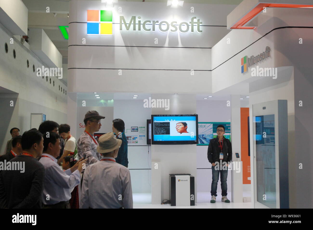 ---- Leute besuchen Sie den Stand von Microsoft während der 1. China (Shanghai) International Technology Messe in Shanghai, China, 11. Mai 2013. Microsoft Stockfoto